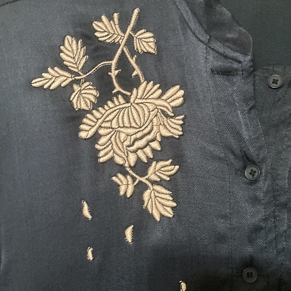 Beautiful embroidery on navy button up top size S - Picture 3 of 8